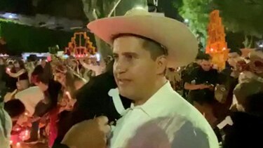 Quién era Carlos Manzo, el alcalde asesinado en México que le había pedido al gobierno de Sheinbaum apoyo para enfrentar al crimen organizado