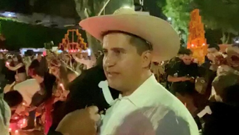 Quién era Carlos Manzo, el alcalde asesinado en México que le había pedido al gobierno de Sheinbaum apoyo para enfrentar al crimen organizado