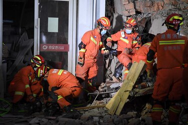 Decenas de personas atrapadas y desaparecidas en derrumbe de edificio en China