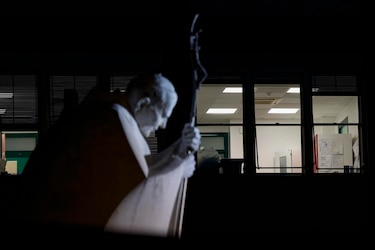 El papa Francisco ya no necesita ventilación mecánica por las noches y la infección está controlada