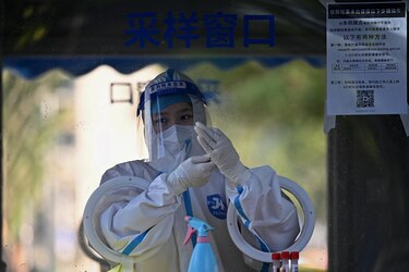 Millones de personas confinadas en China por nuevos brotes de la covid-19