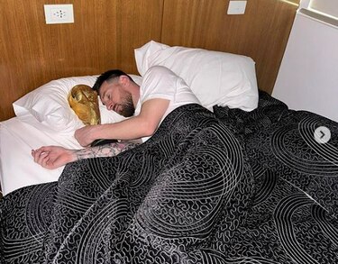 Messi publica foto durmiendo con la Copa del Mundo