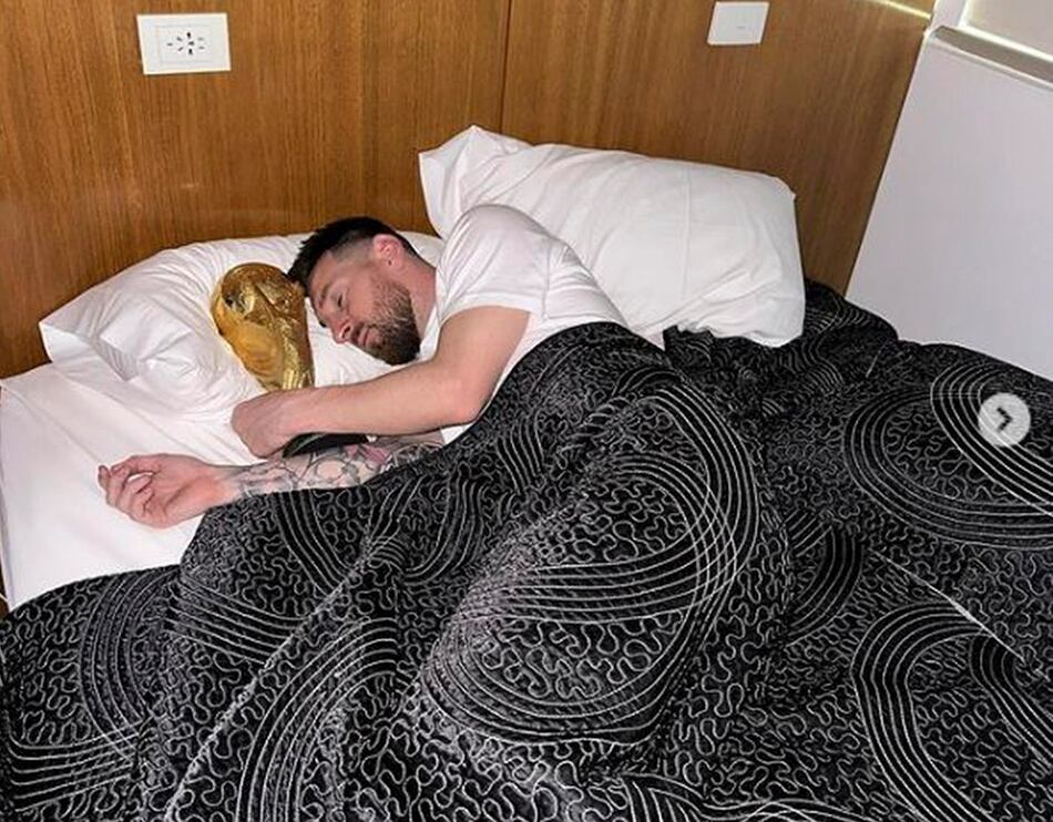Messi publica foto durmiendo con la Copa del Mundo