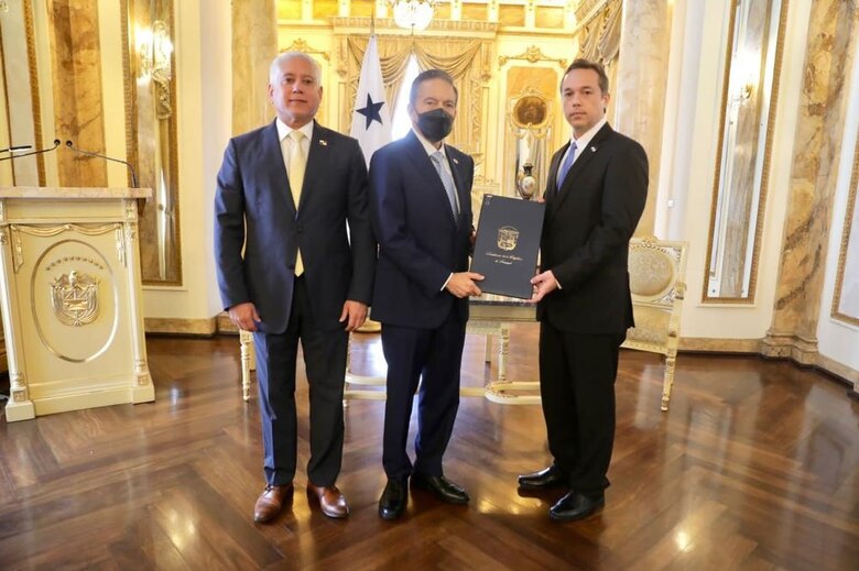 Jorge Rivera Staff toma posesión como ministro de Comercio e Industrias tras la salida de Federico Alfaro