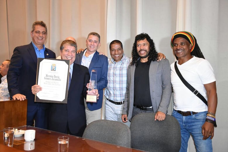 Concejo de Medellín condecora al técnico Bolillo Gómez, pese a controversia