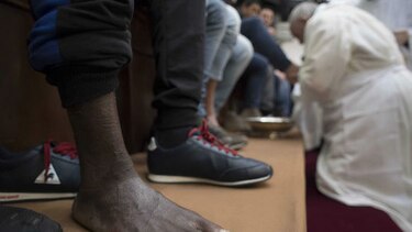 Papa Francisco lava los pies a 12 reclusos: 'Yo soy un pecador como vosotros'