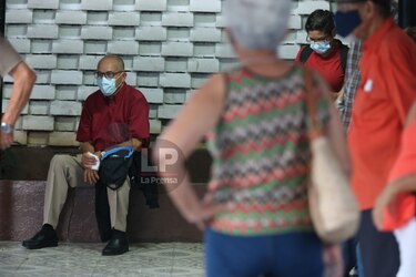 Se aplicaron más de 5 mil dosis en el primer día de vacunación contra Covid-19 en el circuito 8-8