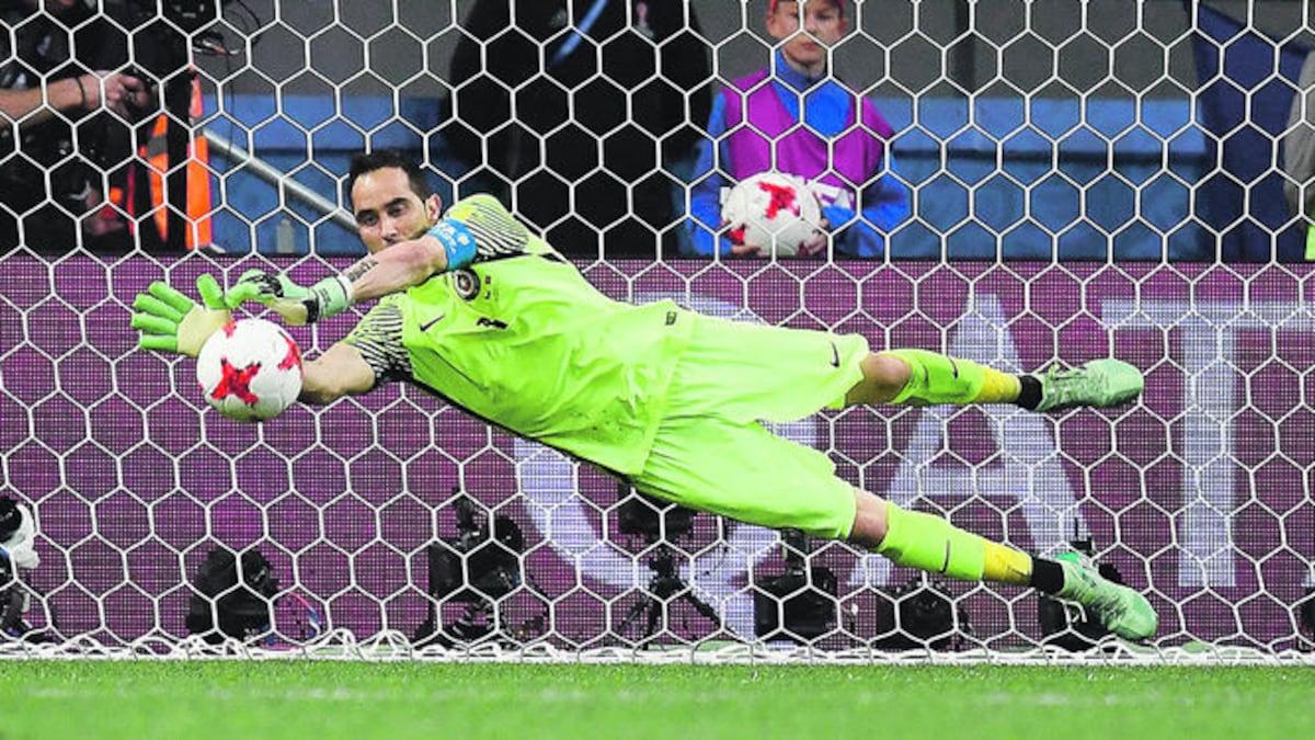 El portero chileno Claudio Bravo se lució a la hora de la verdad al atajar tres penales, que llevaron a su selección a clasificarse a la final del torneo que se juega e
