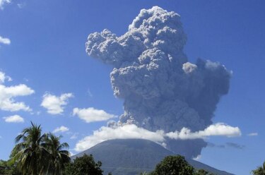 Aerolíneas cancelan vuelos a El Salvador por erupción volcánica