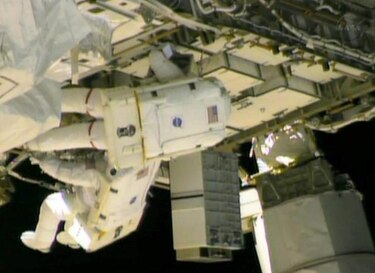 Dos astronautas realizan caminata espacial para reparar fuga de amoniaco