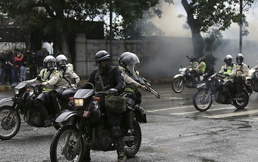 Policía detiene a decenas de jóvenes en marcha contra Maduro