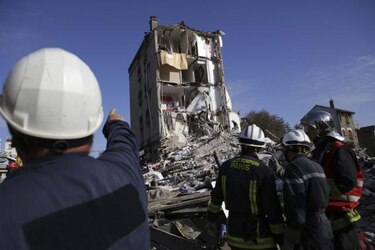 Se derrumba un edificio en París: tres muertos, seis desaparecidos y tres heridos