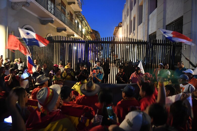 Gremios docentes en huelga siguen en las calles