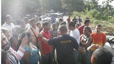Con fusiles de asalto delincuentes atracan a 300 turistas en playa de Venezuela