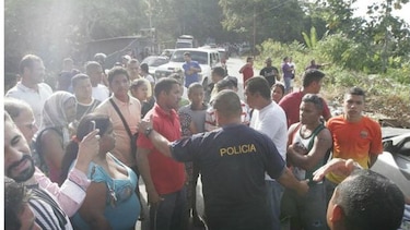 Con fusiles de asalto delincuentes atracan a 300 turistas en playa de Venezuela
