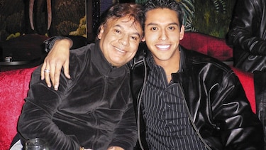 Hijo de Juan Gabriel demanda a Univision y Telemundo