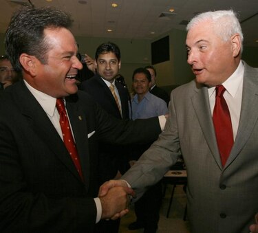 Entre cuñas y las críticas de Navarro y Martinelli