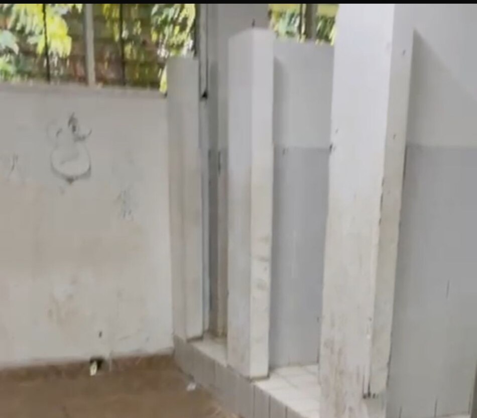 En pleno centro de la ciudad: estudiantes pasan su jornada escolar sin poder ir al baño