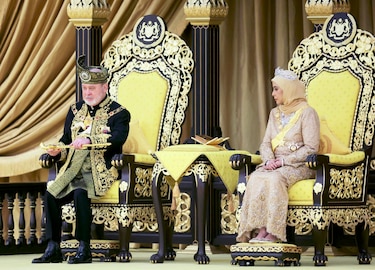 El rey de Malasia es investido en una vistosa ceremonia en el Palacio Nacional