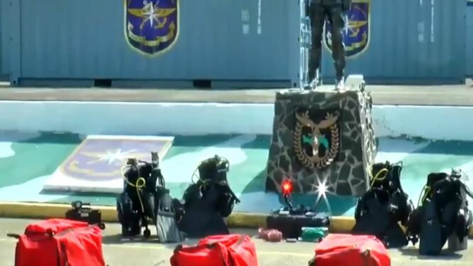 Buzos de la Aeronaval decomisan 125 paquetes de droga