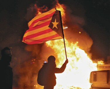 Heridos, desmanes y fuego afuera del estadio Camp Nou