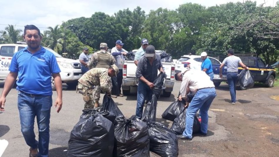 Funcionarios limpian playa el Retén en Monagrillo