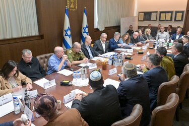 Gobierno israelí aprueba acuerdo de alto el fuego e intercambio de rehenes con Hamás