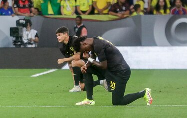 Vinícius cierra la goleada de Brasil en un amistoso marcado por la lucha antirracista