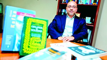 Una luna rosa inspira un libro de cuentos ganador