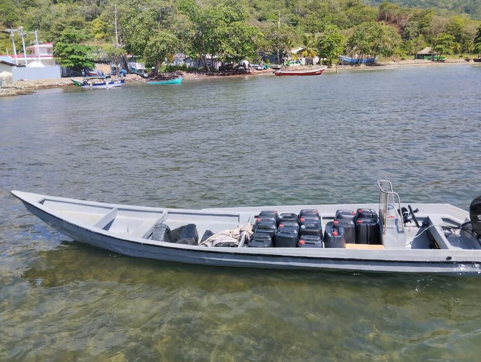 Decomisan 18 galones de cocaína líquida en Guna Yala; la droga está valorada en $1.3 millones en Estados Unidos