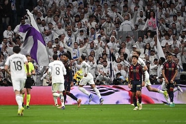 El Bernabéu estalla y el Madrid gana en el caos ante el Levante