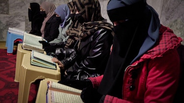 Roya Karimi, la mujer que escapó de un matrimonio infantil en Afganistán para convertirse en campeona de fisicoculturismo