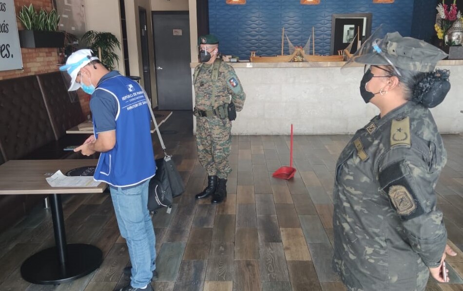 Cierran y citan a propietarios de locales que vendían comida sin permisos ni carnet de salud