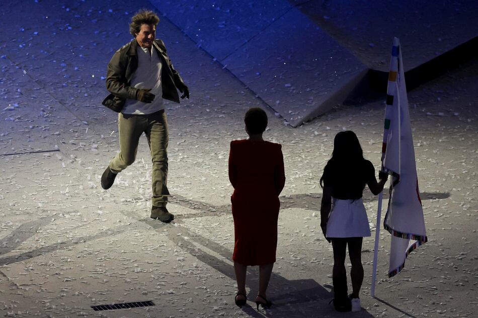 Los Ángeles 2028 recibe de París la bandera olímpica