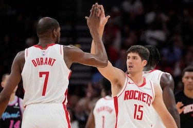 Durant supera los puntos de Michael Jordan, LeBron suma otro récord y OKC acelera