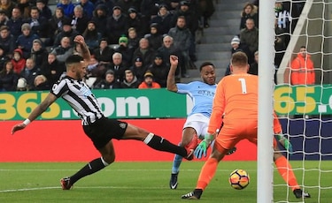 Manchester City no falla ante Newcastle y se aleja en la cima