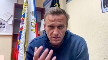 Opositor ruso Alexei Navalny denuncia ‘tortura’; sus colaboradores temen por su salud