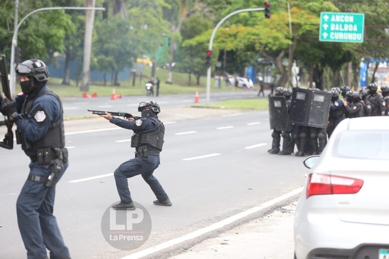 Universitarios se enfrentan con antidisturbios; reabren la vía Transístmica