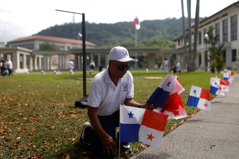 Siembra de banderas en defensa del Canal