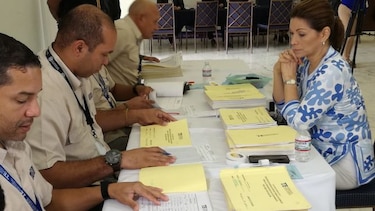 Ana Matilde Gómez y Marco Ameglio, primeros en entregar los libros de firmas tras cierre de proceso