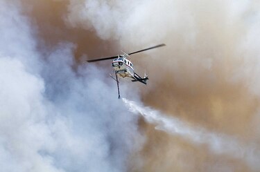 Más de 82 mil personas huyen de incendio forestal en California