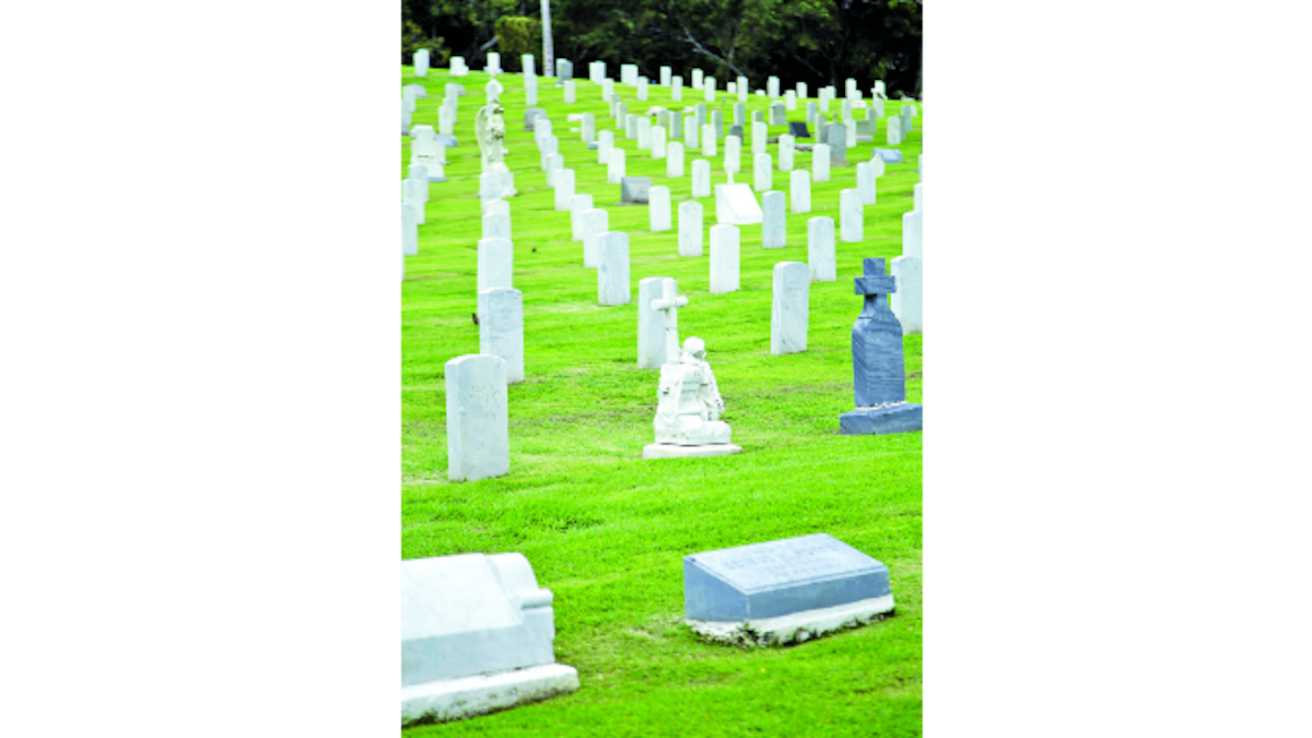 El cementerio de Corozal tiene 23.84 hectáreas, de las cuales 17 son administradas por el INAC (derecha) y las 6.84 restantes están bajo la responsabilidad del Gobierno