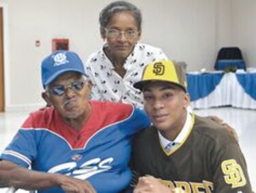 Preciado firma con los Padres