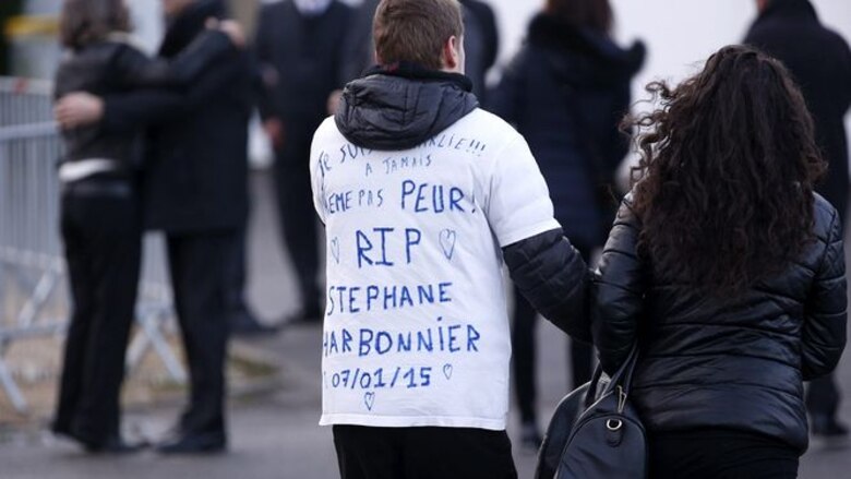 Con lágrimas, bromas y música despiden a Charb en París