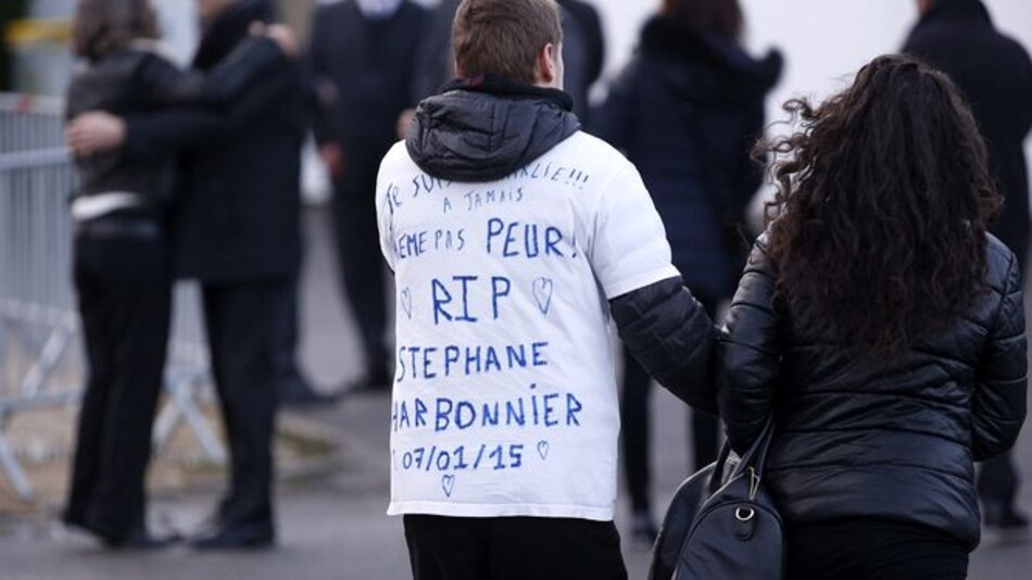 Con lágrimas, bromas y música despiden a Charb en París