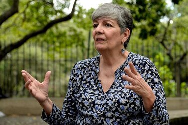 Exministra chavista ve a Maduro de 'espaldas' a la realidad, pero no lo revocaría