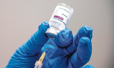Dosis de confianza para la vacuna de AstraZeneca, tras polémica en Europa  