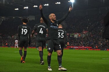 Doblete de Silva acerca a Manchester City al título