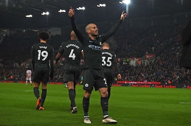 Doblete de Silva acerca a Manchester City al título