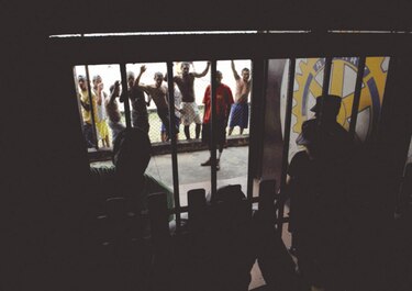 Bachelet pide a los gobiernos proteger la salud de la población en las cárceles